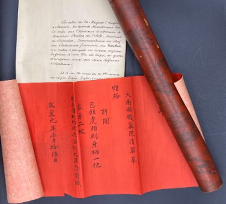 Thanh kiếm có chiều dài 97,5cm, lưỡi kiếm dài 70 cm, đế đơn giản làm bằng đồng thau viền bạc, chuôi bạc chạm khắc hình đầu hổ, trục xoay bằng ngà voi chạm khắc họa tiết hoa lá, phần đế bạc chạm khắc hình rồng. Phần bao kiếm làm bằng gỗ, sơn bóng đẹp mắt có trang trí hoa văn bằng khảm xà cừ.