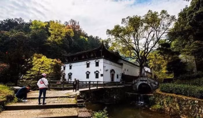 Đặc biệt, làng Thái Cực tinh tượng Du Nguyên là nơi nhiều nhân tài xuất chúng chào đời. Họ đạt được thành công ở nhiều lĩnh vực bao gồm: kinh tế, văn hóa, chính trị... Trong số này, dưới thời nhà Minh và nhà Thanh, 293 người xuất thân từ nơi đây đã đỗ đạt cao trong các kỳ thi của triều đình. Vì vậy, vùng đất này được xem là một trong những vùng “địa linh nhân kiệt” nổi tiếng Trung Quốc.