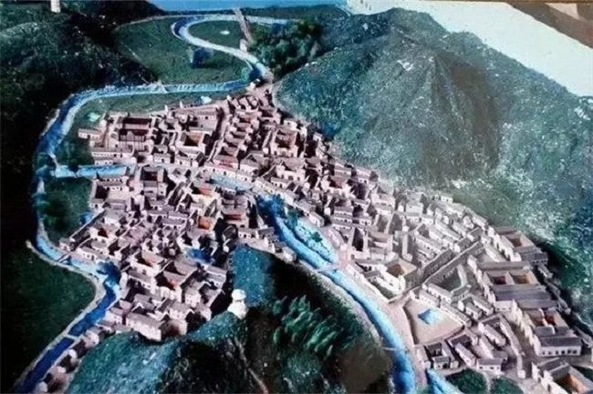 Tiếp đến, Thái cực đồ khổng lồ kết hợp với 11 ngọn núi xung quanh làng Thái Cực tinh tượng Du Nguyên tạo thành hình 12 cung hoàng đạo. Đồng thời, 28 khu phức hợp tòa nhà cổ trong làng cũng được sắp xếp, bố trí theo hình bát quái, tương ứng 28 chòm sao trong tinh tượng.