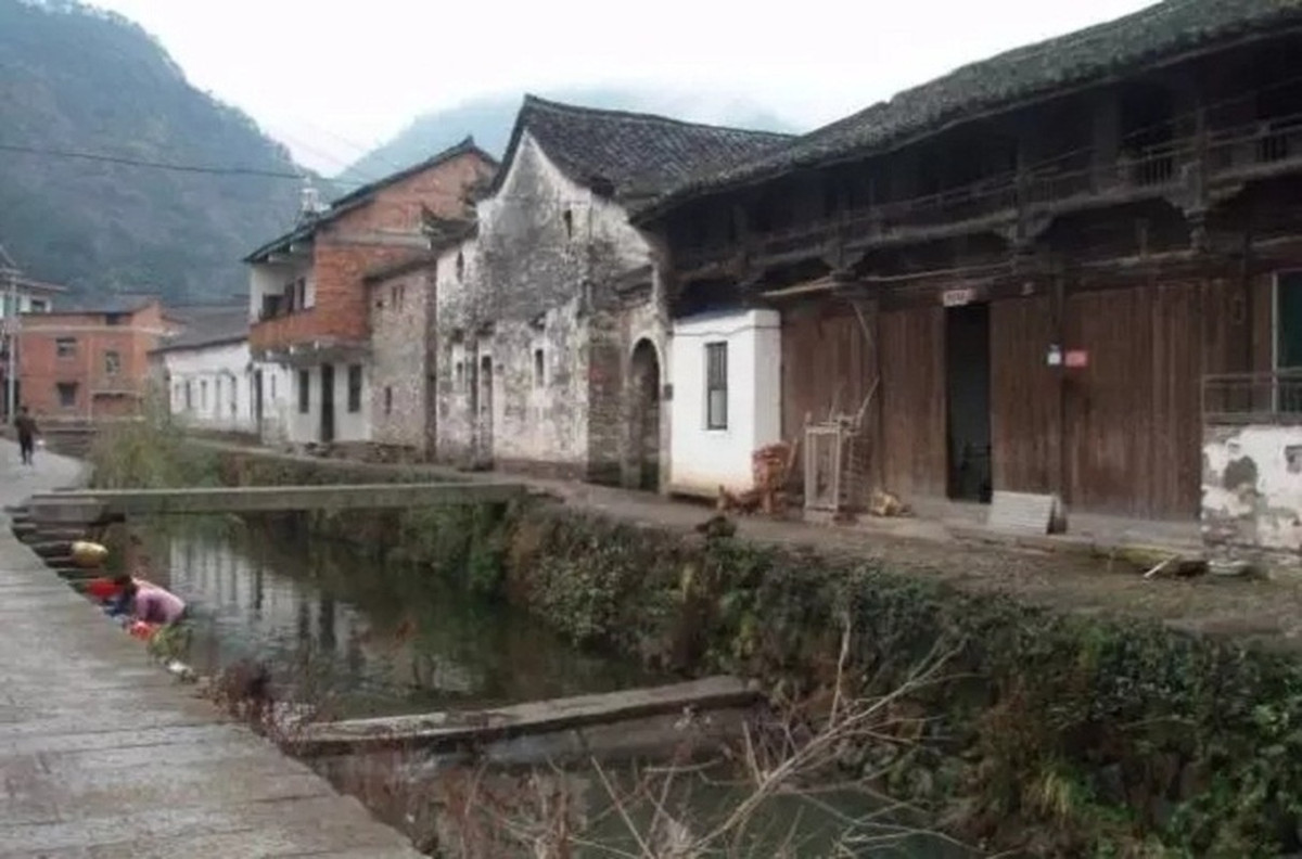 Nhiều chuyên gia cho rằng việc sử dụng bố cục Bát Quái trong thiết kế các công trình đã giúp ngôi làng cổ Du Nguyên ít xảy ra thiên tai, lũ lụt hơn những nơi khác.