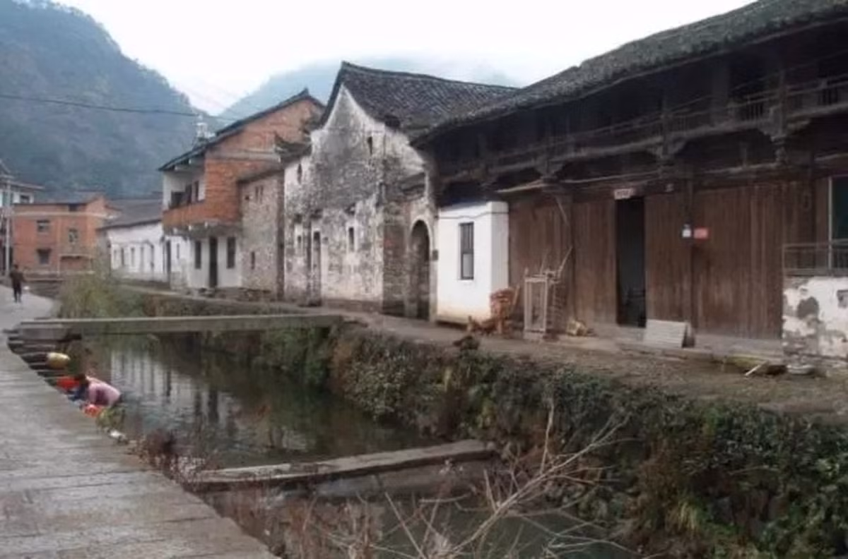 Nhiều chuyên gia cho rằng việc sử dụng bố cục Bát Quái trong thiết kế các công trình đã giúp ngôi làng cổ Du Nguyên ít xảy ra thiên tai, lũ lụt hơn những nơi khác.