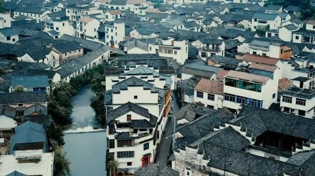 Các chuyên gia phong thủy lý giải Thái cực đồ được đặt ở cửa phía Bắc của làng Thái Cực tinh tượng Du Nguyên tạo thành một "đập khí". Theo đó, nó không chỉ giúp chặn không khí lạnh từ phía Bắc mà còn điều hòa và ngăn cản dòng khí tốt lành của ngôi làng cổ Du Nguyên thoát ra ngoài.