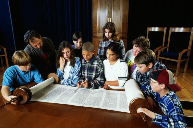 Một thống kê cho thấy người Do Thái chỉ chiếm khoảng 0,3% dân số thế giới nhưng chiếm hơn 20% số người đạt giải Nobel, 37% các đạo diễn đoạt giải Oscar và 11,6% các tỷ phú thế giới.