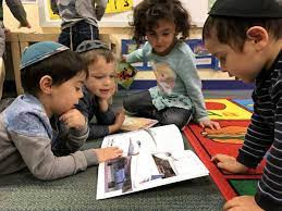 Để giúp phát triển trí thông minh của trẻ, cha mẹ người Do Thái thường đưa ra những gợi ý cho con để con cái tự quyết định theo mong muốn thay vì ra lệnh, áp đặt suy nghĩ của mình. Họ cũng dạy con cách làm việc chăm chỉ, tự chủ, tự quản lý thời gian hiệu quả để không bị chồng chéo công việc.