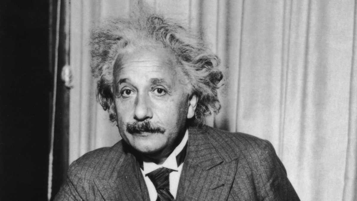 Otto Frisch, Albert Einstein (trong ảnh), Sigmund Freud... là những người Do Thái có sức ảnh hưởng lớn nhất đến lịch sử nhân loại và được nhiều người ngưỡng mộ bởi trí thông minh cùng tài năng của họ.