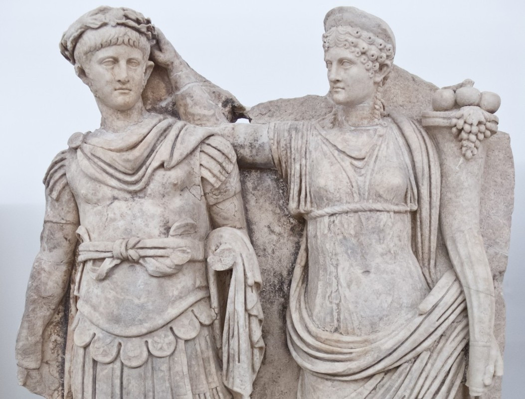 Khi hoàng đế Tiberius qua đời, Caligula - anh trai ruột của Agrippina trở thành người kế vị và đăng cơ lên ngôi hoàng đế. Do có anh trai là hoàng đế cộng thêm việc được nuông chiều nên Agrippina được ban cho rất nhiều đặc ân như thưởng nhiều vàng bạc châu báu, của cải giá trị... Thậm chí, ông hoàng La Mã còn làm một chuyện chưa từng có là cho khắc hình Agrippina cùng với mình trên đồng tiền mới.