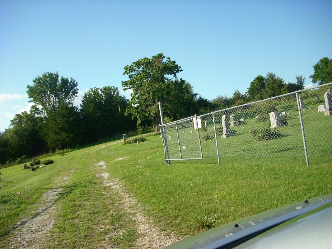 Người dân địa phương tin rằng, tồn tại một lối đi bí mật này dẫn thẳng tới địa ngục dưới lòng đất. Lối đi này chỉ mở ra vào dịp Halloween hàng năm.