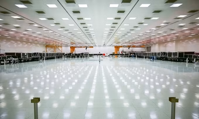 Công ty Thales (Pháp) hiện vận hành máy laser đặt tại trung tâm nghiên cứu gần thủ đô Bucharest của Romania. Trong phòng điều khiển của trung tâm, kỹ sư Antonia Toma kích hoạt chùm laser mạnh nhất thế giới, hứa hẹn tạo ra đột phá trong nhiều lĩnh vực từ y tế tới vũ trụ.