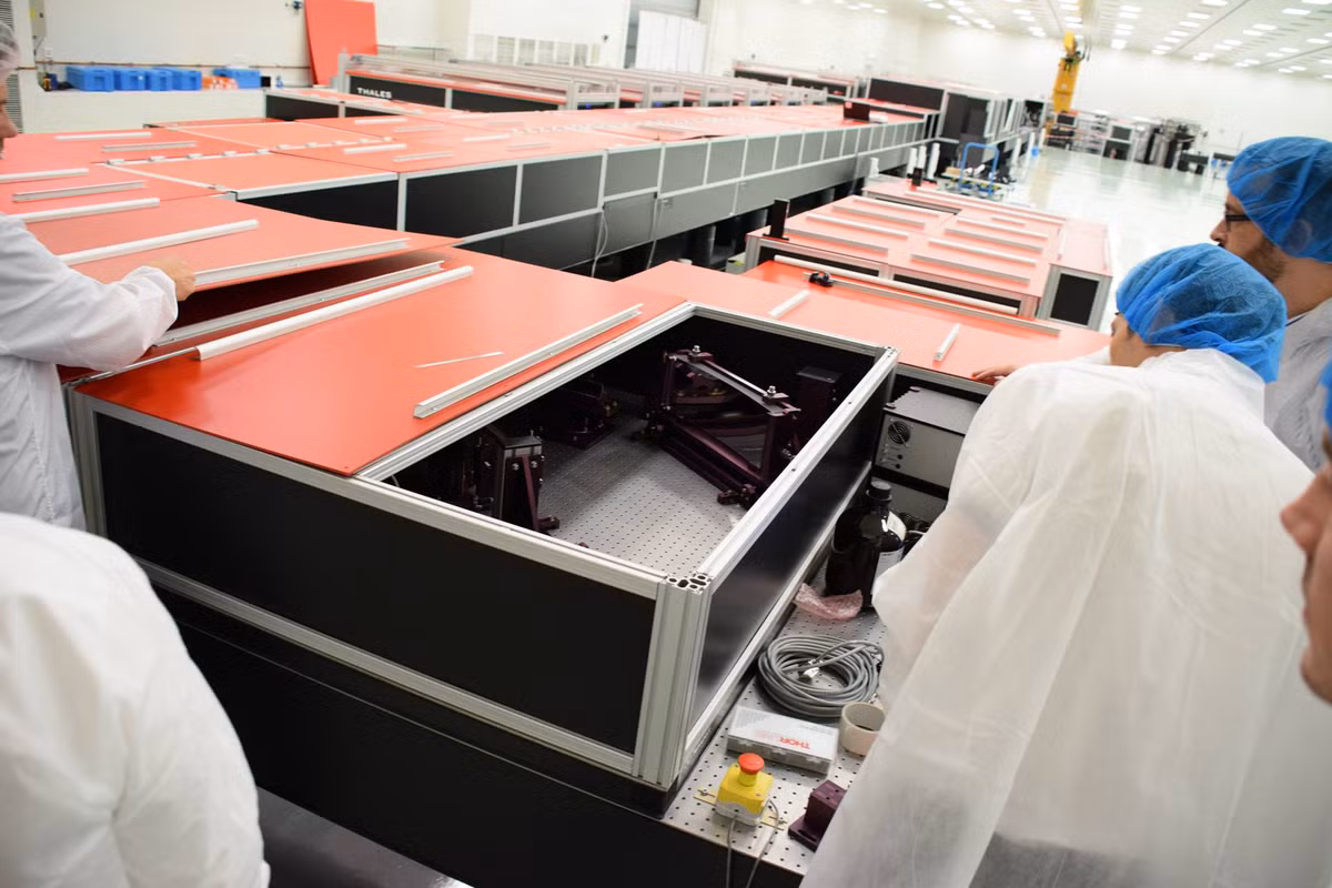 Tòa nhà công nghệ cao, nơi đặt trung tâm nghiên cứu, có chi phí xây dựng 350 triệu USD. Nguồn kinh phí này chủ yếu đến từ Liên minh châu Âu. Công ty Thales cho biết đây là khoản đầu tư lớn nhất trong nghiên cứu khoa học ở Romania. Trong thời gian qua, một số nước trên thế giới như Pháp, Trung Quốc và Mỹ đã và đang thúc đẩy dự án riêng để sản xuất các máy laser mạnh hơn.