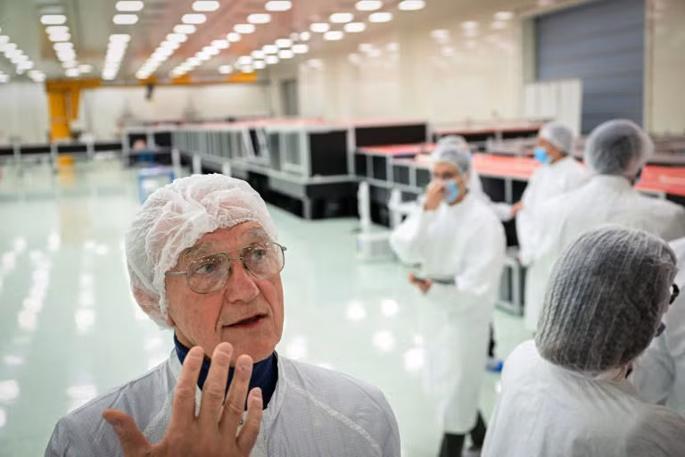 Nhà nghiên cứu Mourou (trong ảnh) chia sẻ, bản thân vô cùng xúc động sau hành trình phi thường từ Mỹ, nơi ông đã làm việc suốt 30 năm, để đưa phát minh của mình được ứng dụng trong thực tế ở châu Âu. Dự án ra đời vào những năm 2000 từ dự án Cơ sở hạ tầng ELI lớn hơn của Liên minh châu Âu.