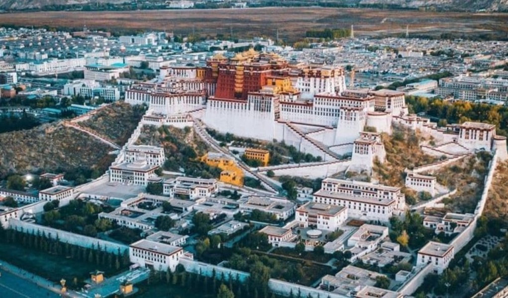 Tương truyền, khi xây dựng cung điện Potala, Vua Tùng Tán Cán Bố đã bỏ ra một khoản tiền khổng lồ. Vị vua này yêu cầu những người thợ thủ công phải xây dựng một cung điện thật hoành tráng, nguy nga.