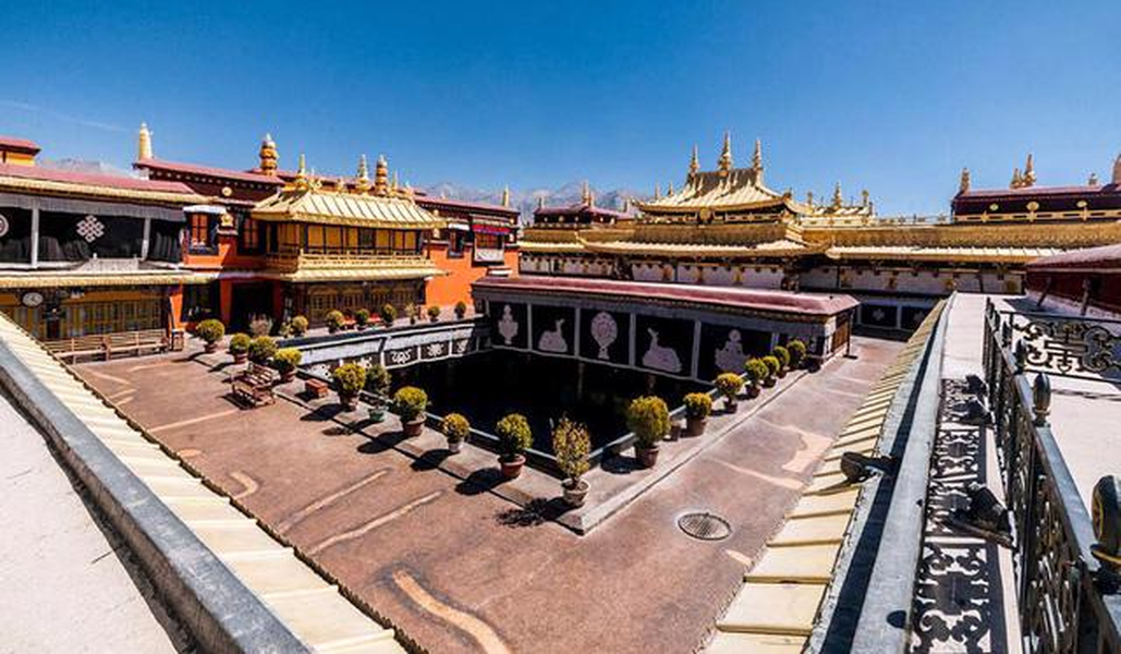Cung điện Potala cổ kính được UNESCO công nhận là di sản thế giới năm 1994. Mỗi năm, nhiều du khách ghé thăm chiêm ngưỡng quần thể kiến trúc tuyệt đẹp này.