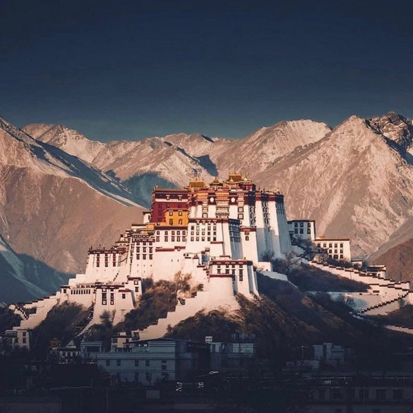 Là chốn tu hành của các vị Đạt Lai Lạt Ma tới đời thứ 14, cung điện Potala được xây dựng chủ yếu bằng gỗ và đá. Đây là lối kiến trúc nổi bật cho phong cách Phật giáo Tây Tạng, mang đậm nét ảnh hưởng từ Trung Quốc, Ấn Độ và Nepal.