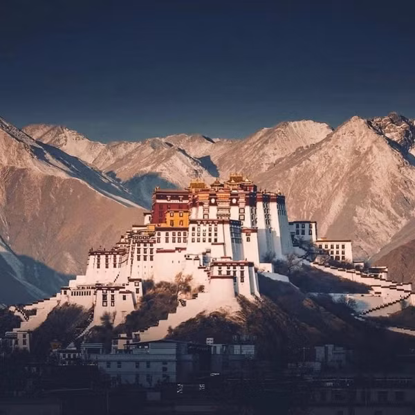 Là chốn tu hành của các vị Đạt Lai Lạt Ma tới đời thứ 14, cung điện Potala được xây dựng chủ yếu bằng gỗ và đá. Đây là lối kiến trúc nổi bật cho phong cách Phật giáo Tây Tạng, mang đậm nét ảnh hưởng từ Trung Quốc, Ấn Độ và Nepal.