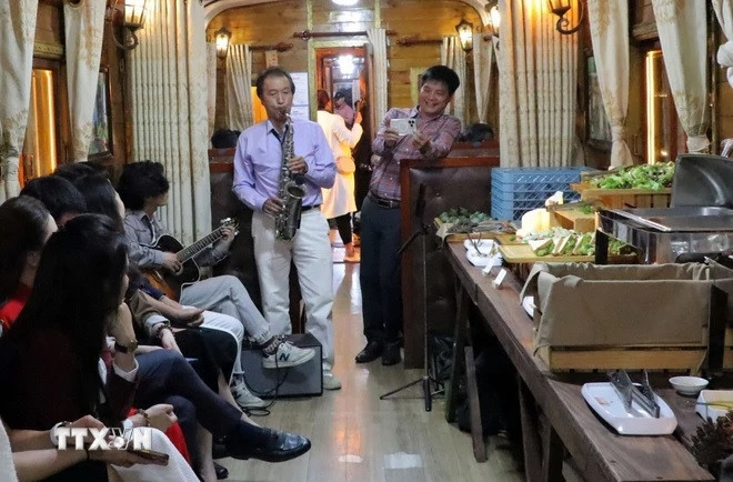 Xe lua dem Da Lat - san pham du lich moi la o pho nui-Hinh-3