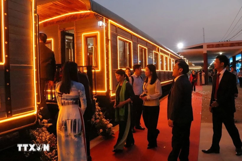 Xe lua dem Da Lat - san pham du lich moi la o pho nui