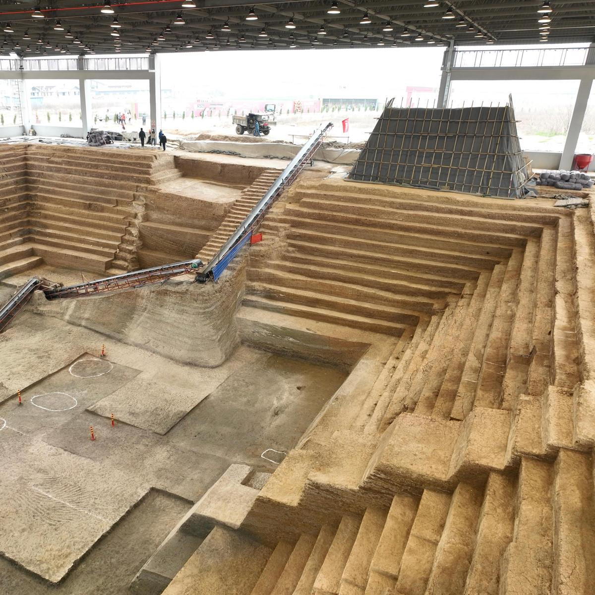 Các chuyên gia cho hay Wuwangdun là ngôi mộ lớn và cao cấp nhất. Với niên đại hơn 2.000 năm tuổi, họ suy đoán đây là ngôi mộ thuộc nước Sở. Vào thời kỳ hưng thịnh, nước Sở cai trị khu vực rộng lớn dọc theo các nhánh trung lưu và hạ lưu của sông Dương Tử.