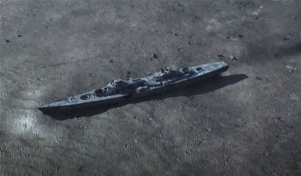 Kế đến, Anh khai hỏa, tấn công chiến hạm Bismarck bằng ngư lôi. Hậu quả là một trong hai bánh lái của Bismarck bị vênh, làm hỏng thiết bị lái trong khi chiếc còn lại bị phá hủy.