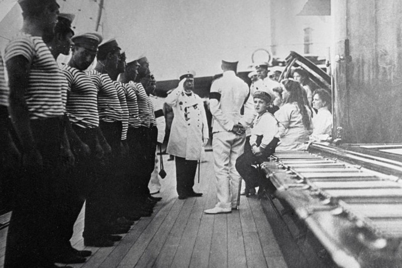 Thuyền trưởng và thủy thủ đoàn đón chào gia đình Sa hoàng Nicholas II khi họ lên tàu.