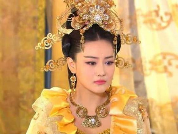 Một ví dụ điển hình là Phụ Hảo - hoàng hậu của Thương vương Vũ Đinh. Ngoài đảm nhận chủ trì các buổi tế lễ, tham gia chính sự và cai quản hậu cung, bà hoàng này còn cùng chồng dẫn binh đánh trận.