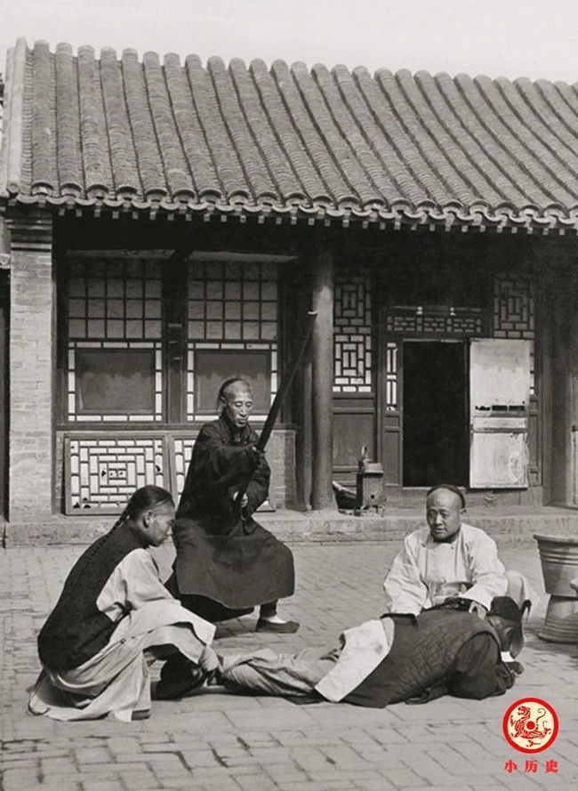 Một người phạm tội bị phạt trượng. Đây là cảnh khá quen thuộc trong các bộ phim về thời nhà Thanh.