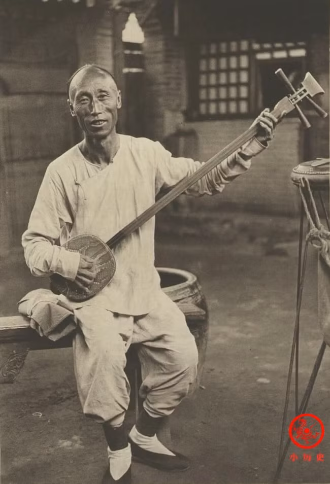 Một người đàn ông chơi tam huyền cầm (tức đàn ba dây).