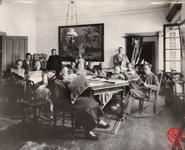 Không chỉ tầng lớp trí thức, nhiều người dân đọc báo để theo dõi tin tức hàng ngày trong nước và quốc tế.