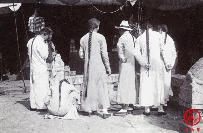 Một nhóm thanh niên nhà Thanh lựa mua sách báo tại miếu Thành Hoàng ở Thượng Hải.