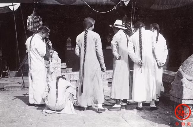 Một nhóm thanh niên nhà Thanh lựa mua sách báo tại miếu Thành Hoàng ở Thượng Hải.