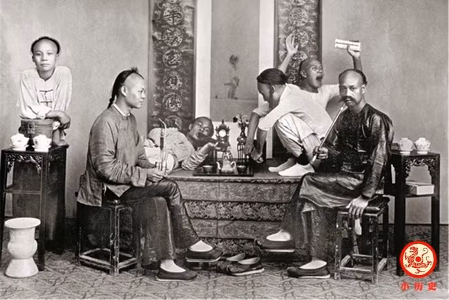 Một nhóm nam giới sống vào cuối thời nhà Thanh tụ tập cùng nhau hút thuốc phiện.