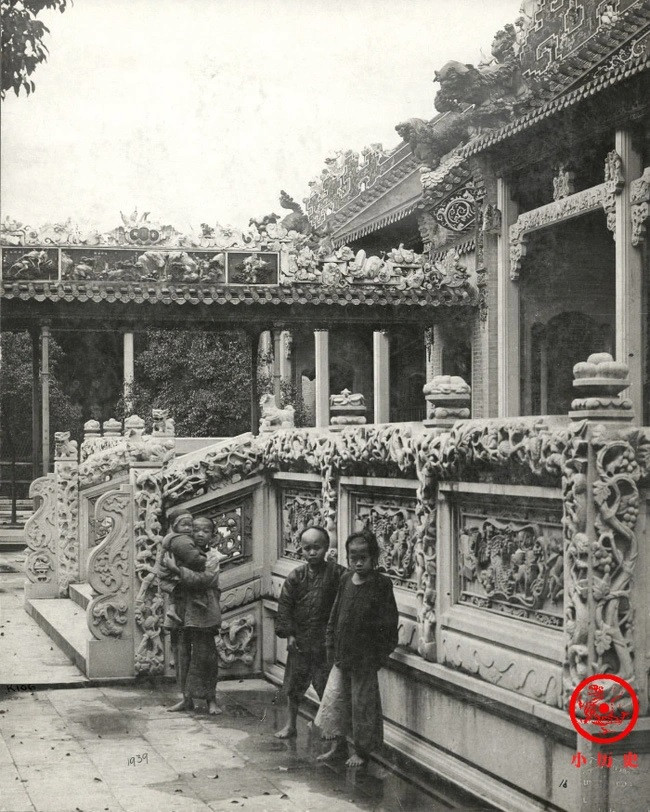 Trần Gia Từ ở Quảng Châu, Trung Quốc là thư viện, từ đường dưới thời nhà Thanh. Nhiều nam giới thượng lưu tới đây học tập, ôn luyện thi cử.