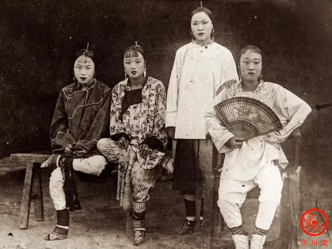 Bốn cô gái sống vào cuối thời nhà Thanh vẫn thực hiện tập tục bó chân. Do đó, họ có đôi chân nhỏ xíu và bị biến dạng.