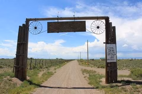 Nhiều du khách đã bỏ ra 2 USD để lên tháp canh của bà Messonline với hy vọng có thể quan sát được UFO hoặc các hiện tượng bí ẩn liên quan đến người ngoài hành tinh.