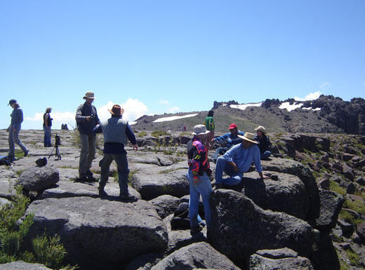 Theo lời kể của các nhân chứng, UFO thường xuất hiện vào ban đêm. Họ mô tả các vật thể bí ẩn phát ra ánh sáng kỳ lạ. Những vật thể này đột ngột xuất hiện rồi biến mất không để lại dấu vết trong các cánh rừng hoặc chìm xuống mặt nước.