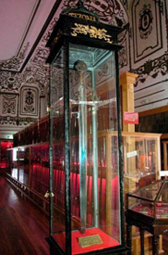 Hiện thanh kiếm Tizona của Rodrigo được trưng bày tại Viện bảo tàng Burgos ở thành phố Burgos.