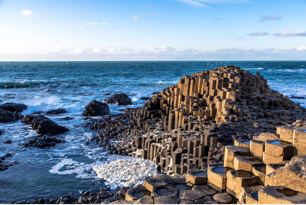Giant's Causeway nằm ở Ireland gây ấn tượng với du khách với khoảng 40.000 cột đá ấn tượng. Chúng được tạo thành từ một vụ phun trào núi lửa cổ xưa. Những cột đá này trông giống như một con đường của người khổng lồ.