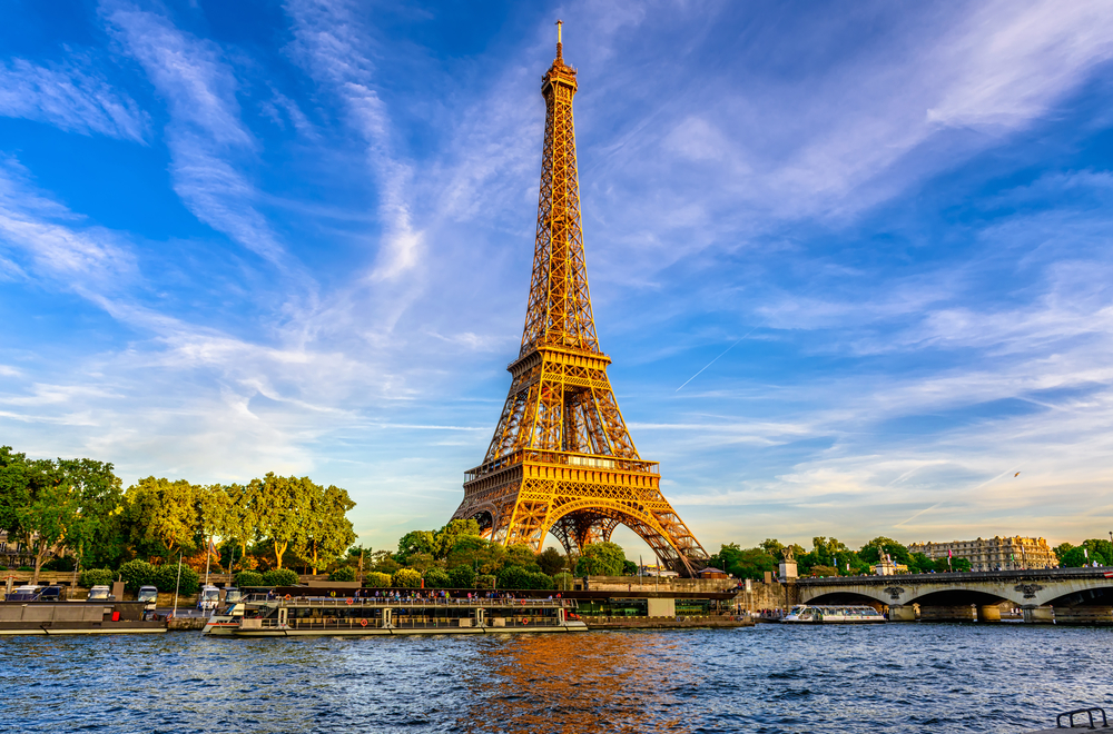 Tháp Eiffel ở Paris là công trình nổi tiếng mang tính biểu tượng của Pháp. Mỗi năm, hàng triệu du khách ghé thăm, chiêm ngưỡng vẻ đẹp của tháp Eiffel.