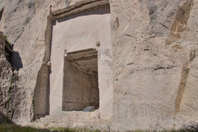 Bởi lẽ, bên trong căn phòng bí mật ở núi Rushmore có các bức phù điêu bằng gốm có ghi lại nhiều văn bản liên quan tới thời khắc lịch sử quan trọng của nước Mỹ như Tuyên ngôn Độc Lập, Hiến Pháp, Tuyên ngôn Nhân quyền và cả bản tiểu sử về chính Gutzon Borglum được đặt trong một hộp gỗ. Tất cả được đặt trong một chiếc hòm bằng titan và khóa kín.