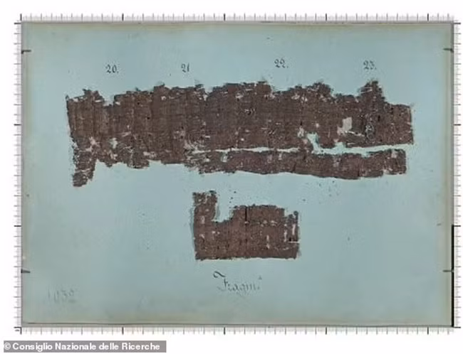 Theo các chuyên gia, cuộn giấy cói được tìm thấy ở Herculaneum bị cacbon hóa do ảnh hưởng của vụ phun trào núi lửa gần 2.000 năm trước. Theo đó, nội dung trên những tài liệu cổ này rất khó đọc do chữ bị mờ.