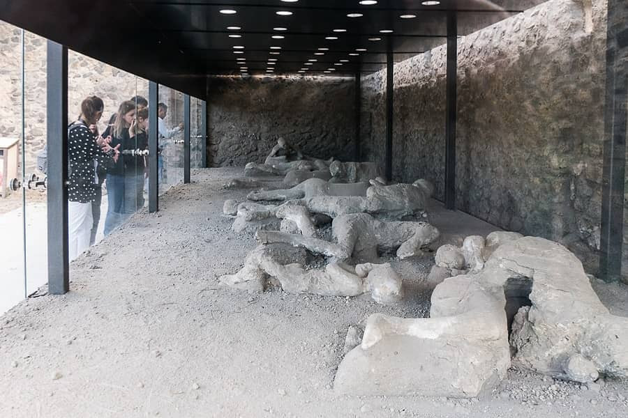 Sau 10-20 phút kể từ khi núi lửa Vesuvius "thức giấc", thành phố Pompeii bị nhấn chìm trong tro bụi, khí gas và các hạt núi lửa. Theo đó, thi thể các nạn nhân cùng toàn bộ các công trình như nhà cửa, đường xá... bị vùi lấp trong lớp tro bụi, đất đá núi lửa dày từ 5-6m.