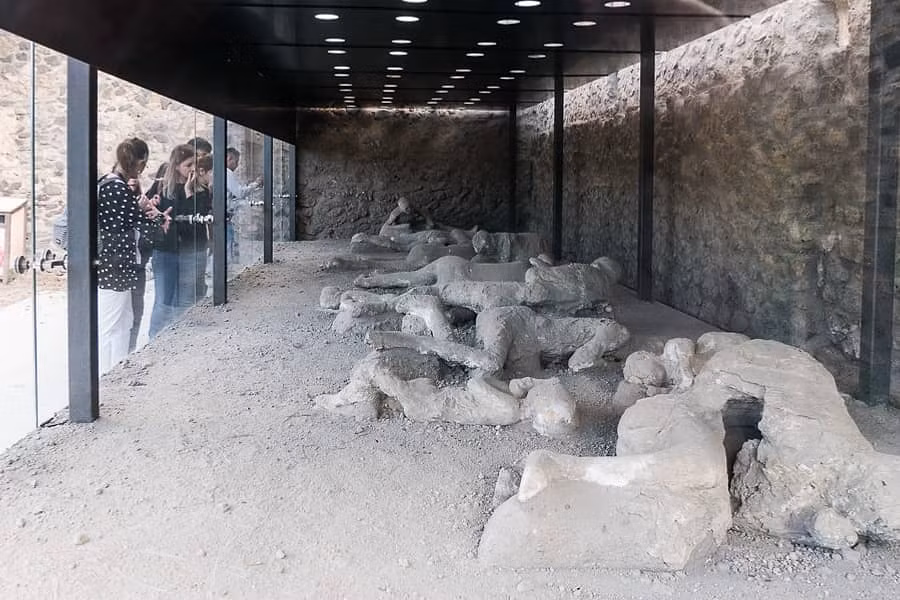 Sau 10-20 phút kể từ khi núi lửa Vesuvius "thức giấc", thành phố Pompeii bị nhấn chìm trong tro bụi, khí gas và các hạt núi lửa. Theo đó, thi thể các nạn nhân cùng toàn bộ các công trình như nhà cửa, đường xá... bị vùi lấp trong lớp tro bụi, đất đá núi lửa dày từ 5-6m.