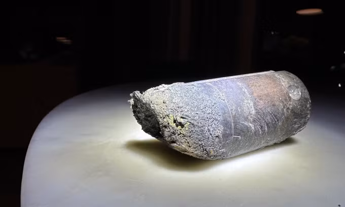 Vào ngày 2/4, NASA thông báo đang phân tích một vật thể từ trên trời rơi xuống trúng nhà dân ở Florida, Mỹ nhiều khả năng là rác từ trạm ISS. Vật thể nghi rác vũ trụ này do Alejandro Otero, người dân sống ở thành phố Naples, bang Florida bàn giao cho NASA. Trước đó, ông Otero đăng trên mạng xã hội X về việc một vật thể đã "rơi thủng mái nhà và lao xuyên qua 2 tầng nhà", suýt đâm trúng con trai ông lúc 14h34 ngày 8/3 vừa qua. Vật thể là một ống trụ dài, nặng khoảng 0,9 kg.