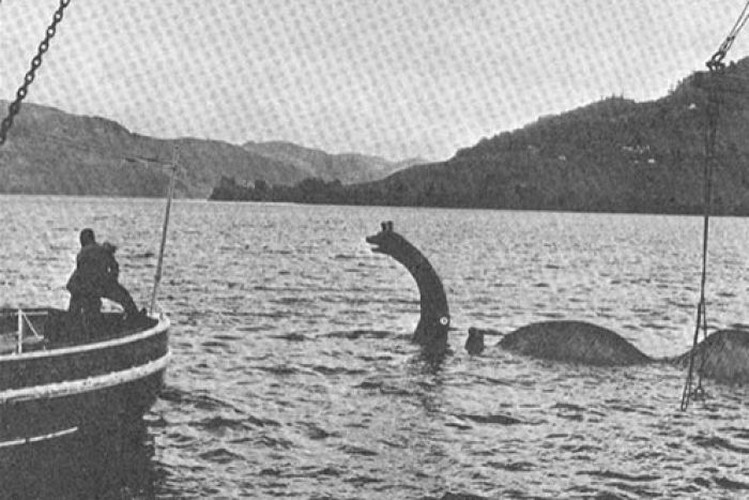 Loch Ness là hồ lớn thứ hai ở Scotland với chiều dài 3 km và chiều rộng 1,2 - 3 km. Nơi sâu nhất của hồ Loch Ness khoảng 280m. Hồ nước này được nhiều người biết đến khi được cho là nơi tồn tại của một thủy quái bí ẩn gọi là Nessie hay còn gọi quái vật hồ Loch Ness.