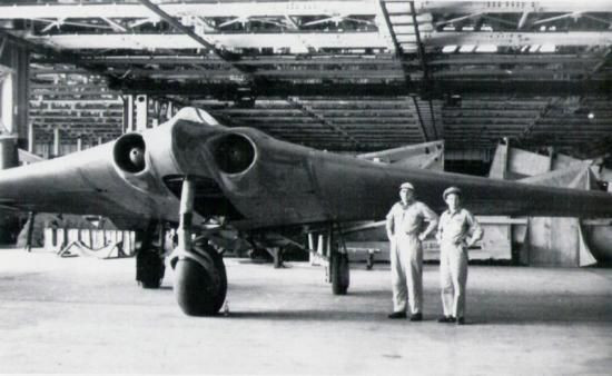 Vào năm 1943, lực lượng Đức quốc xã thất bại trên nhiều chiến trường. Nhằm xoay chuyển cục diện chiến sự, trùm phát xít Hitler hạ lệnh cho cấp dưới nghiên cứu, phát triển các siêu vũ khí nhằm gây thiệt hại nặng nề cho quân Đồng minh.