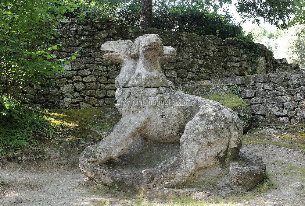 Trái lại, những bức tượng tạc quái thú vô cùng đáng sợ. Điển hình là bức tượng quái thú chó 3 đầu canh giữ cổng địa ngục Cerberus.