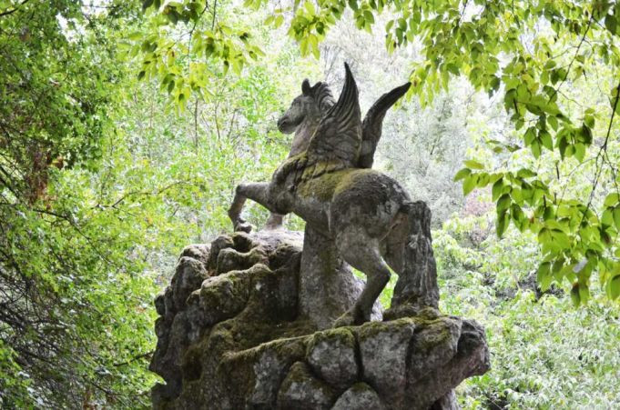 Kỳ bí hơn, người dân địa phương lưu truyền những câu chuyện về các quái thú xuất hiện gần khu vườn Bomarzo. Chính vì vậy, nhiều người không dám lại gần khu vực này.