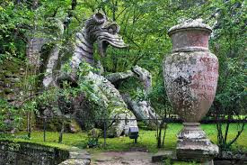 Sau khi Vicino qua đời năm 1583, khu vườn Bomarzo dần bị lãng quên. Theo đó, những bức tượng bên trong trở nên cũ kỹ, cây cối mọc um tùm, ít người lui tới nên mang đến cảm giác ma quái, đáng sợ.