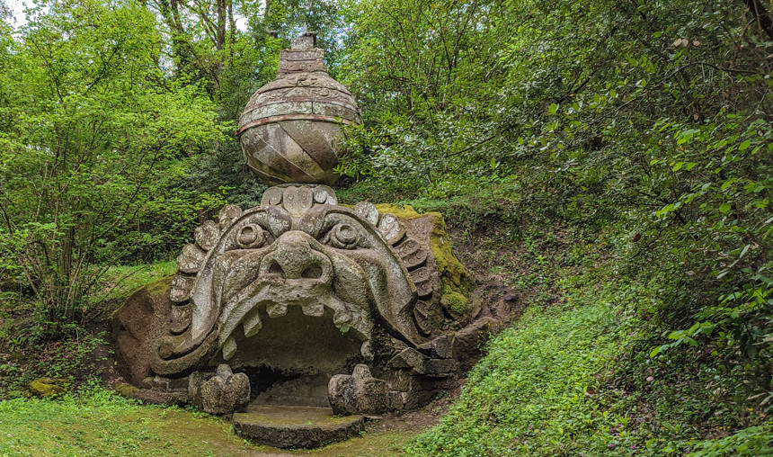 Theo đó, trên lối dẫn vào khu vườn chạm khắc dòng chữ "Lasciate ogni pensiero voi ch'entrate" (tạm dịch: "Hãy từ bỏ mọi suy nghĩ, khi mọi người bước qua đây").