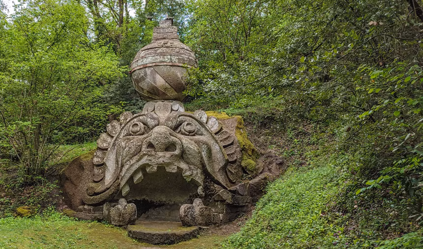 Theo đó, trên lối dẫn vào khu vườn chạm khắc dòng chữ "Lasciate ogni pensiero voi ch'entrate" (tạm dịch: "Hãy từ bỏ mọi suy nghĩ, khi mọi người bước qua đây").