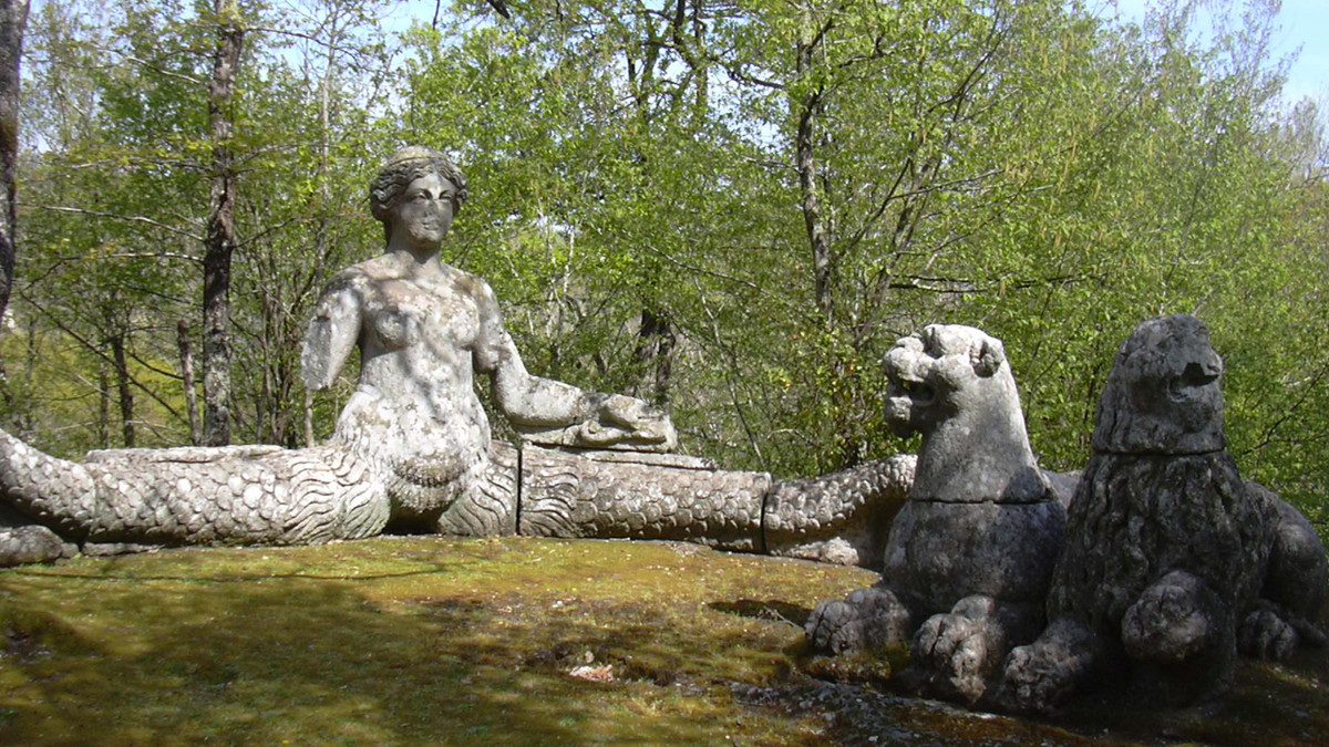 Nhiều sinh vật bí ẩn đáng sợ khác cũng được tạc tượng và đặt trong khu vườn Bomarzo khiến nhiều người giật mình, sợ hãi khi đặt chân vào bên trong.